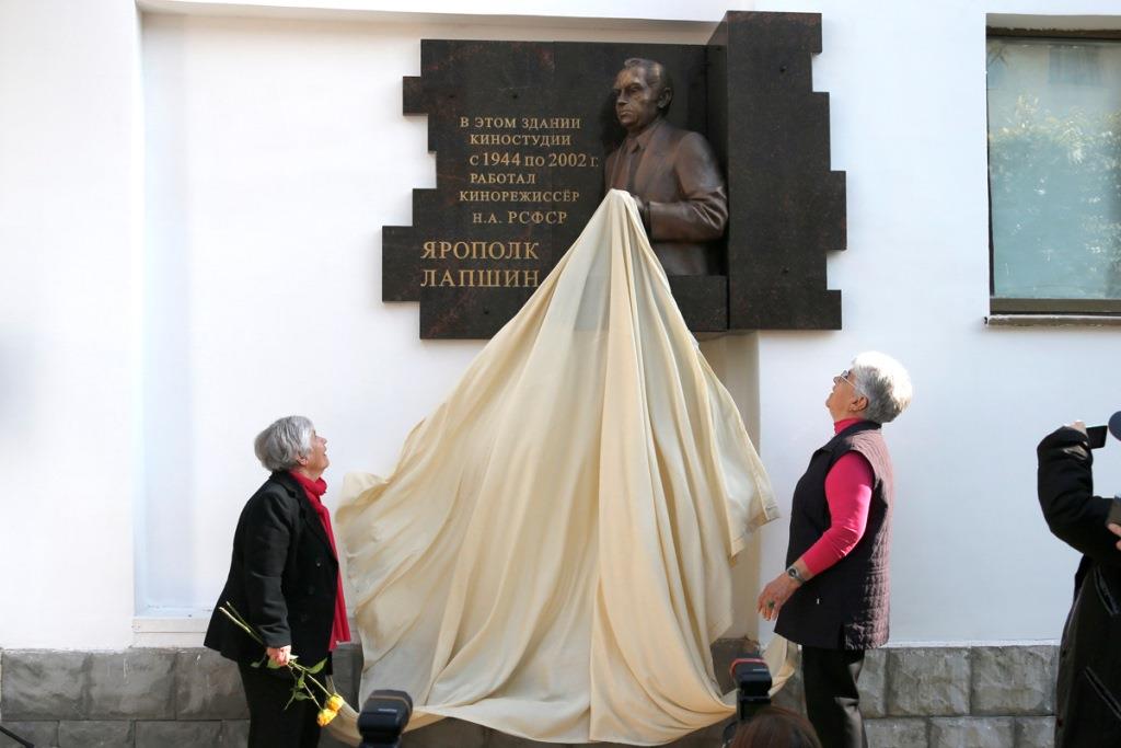 Памятник режиссеру Лапшину открыли в Екатеринбурге