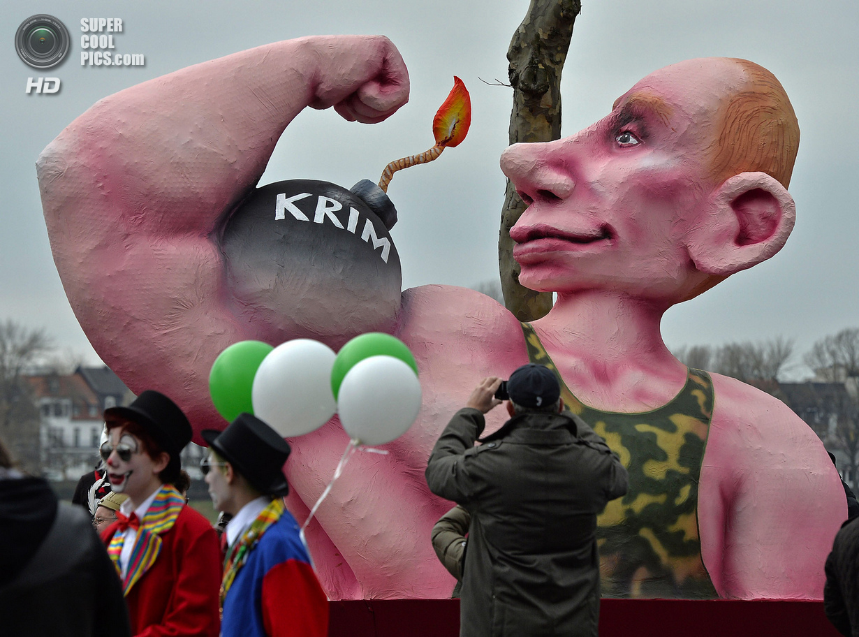 Мускулистый Путин и голая Меркель: на карнавале в Германии прокатили политиков
