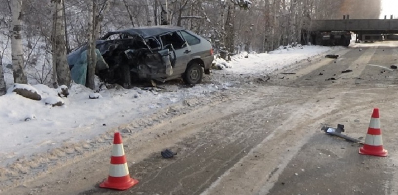 На дублере Сибирского тракта «четырнадцатая» влетела в грузовик: водитель легковушки погиб