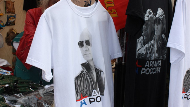 «Все путем»: московские модники смели с полок ГУМа футболки с Путиным