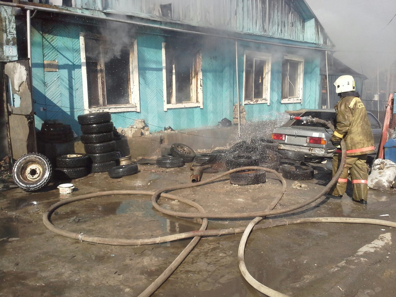 Полицейские спасли школьницу из горящего дома на Котовского