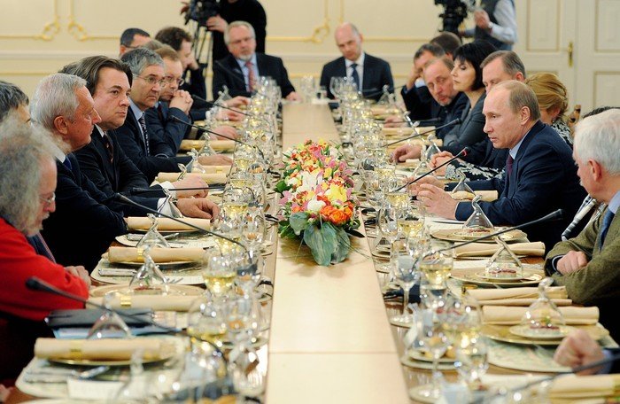 Клубника вместо грибов и яиц: кремлевский повар рассказал о меню друзей Путина