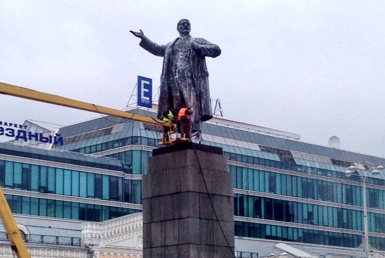 На площади 1905 года отмыли памятник Владимиру Ленину