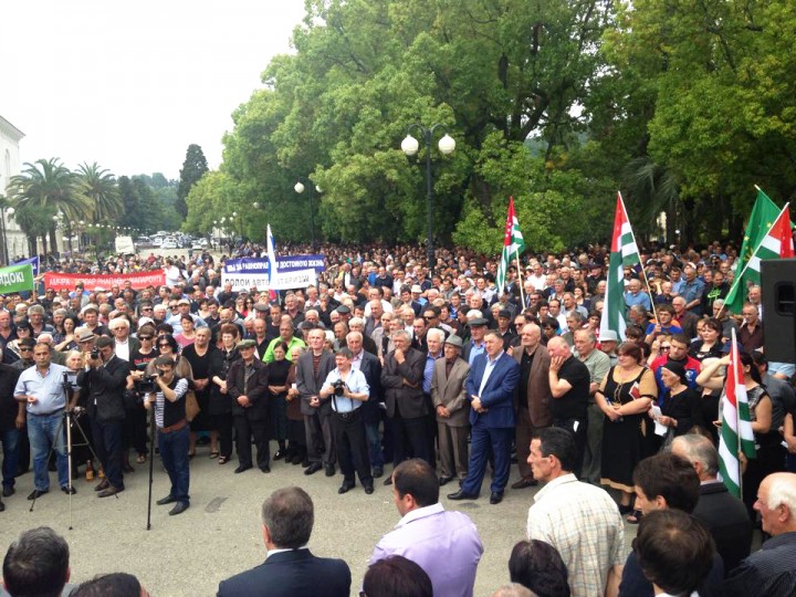 В Абхазии оппозиция захватила президентский дворец