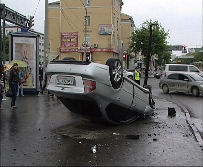 В Екатеринбурге Subaru встал на крышу после столкновения с «восьмеркой»