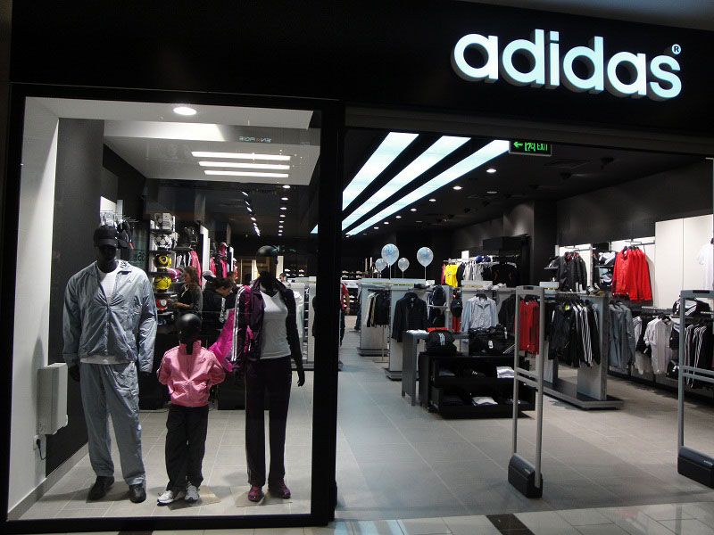 Adidas в течение года закроет 200 магазинов в России