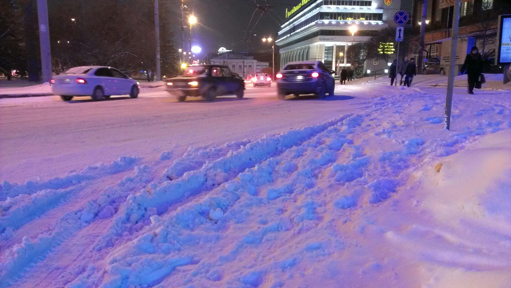 Массовые аварии на заснеженных улицах парализовали Екатеринбург