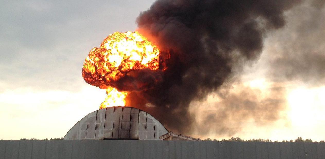 На складе взорвались бочки с топливом: на окраине Екатеринбурге полыхает крупный пожар