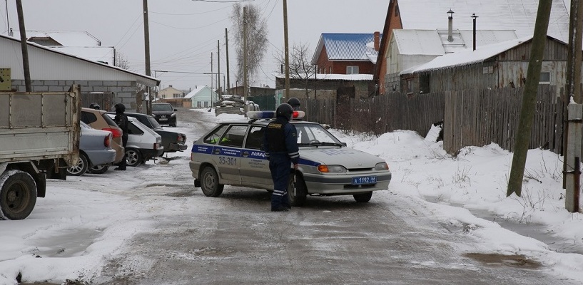 На пепелище жилого дома в пригороде Екатеринбурга нашли четверых погибших с проломленными черепами