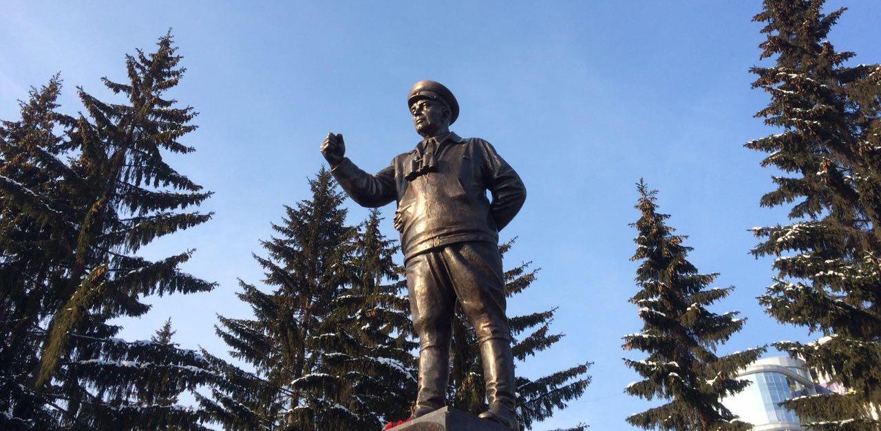 Легендарному десантнику Василию Маргелову поставили памятник возле «Черного тюльпана»