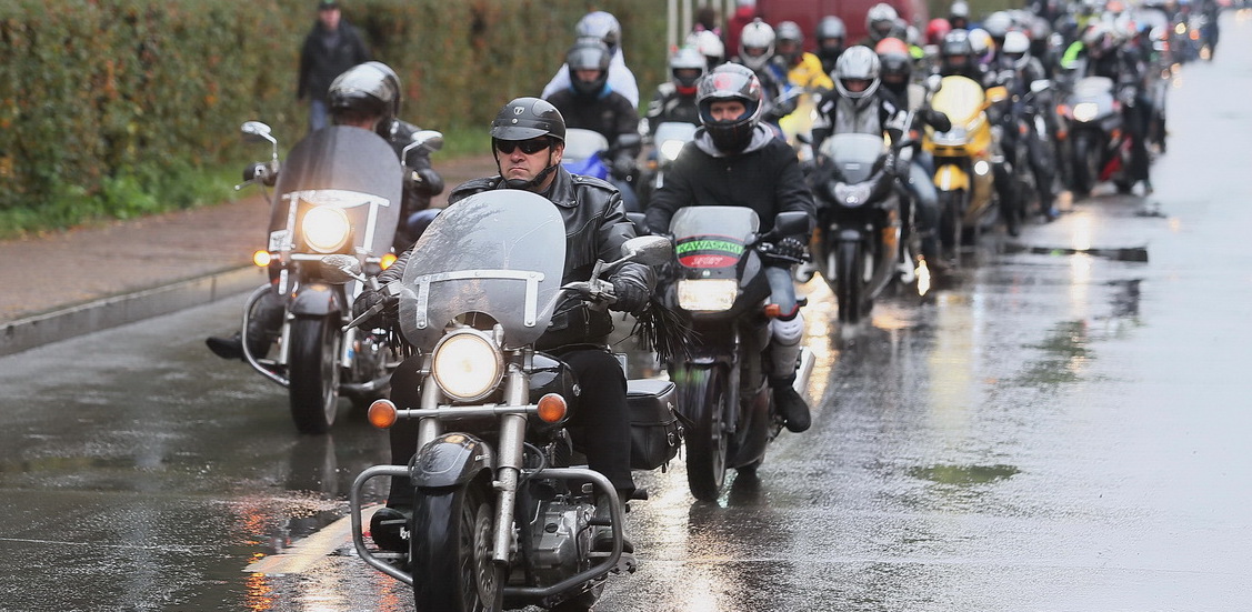 Две сотни байкеров, дождь и кожаные куртки: мокрый фоторепортаж с закрытия мотосезона