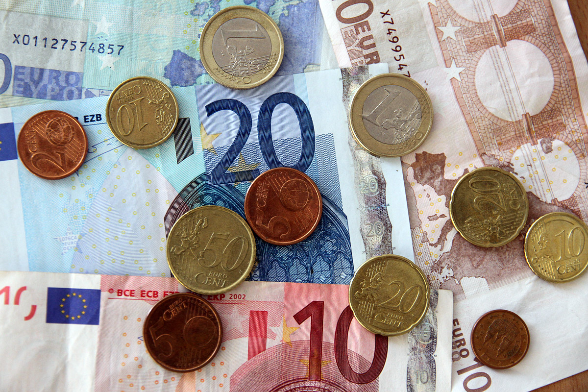 Евро дешевеет на глазах: валюта падает по отношению и к доллару, и к рублю