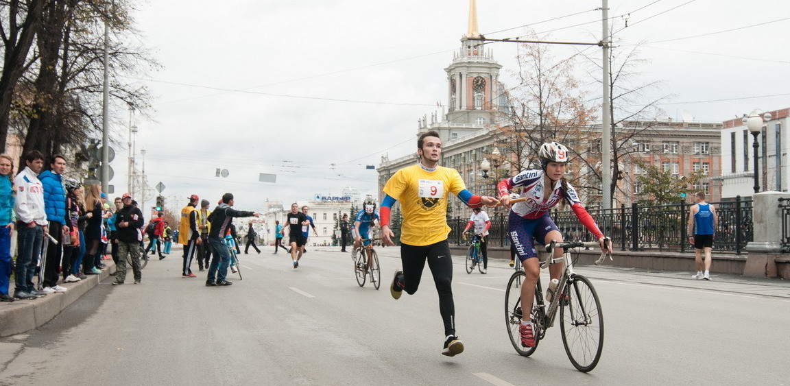 Лыжероллеры, велосипедисты и бегуны: центр Екатеринбурга заполнили сотни спортсменов