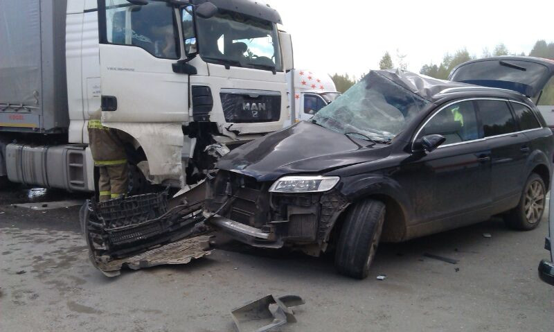 Смерть на Серовском тракте: водитель Audi Q7 выехал под фуру