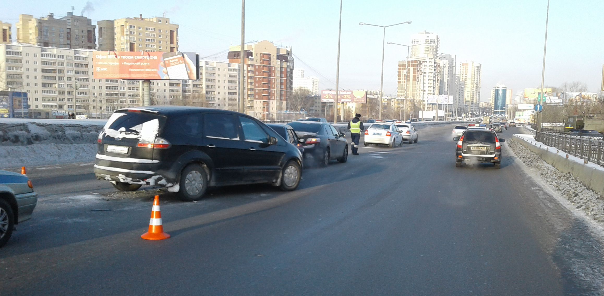 На Кольцовском тракте произошло тройное ДТП из-за умершего за рулем водителя