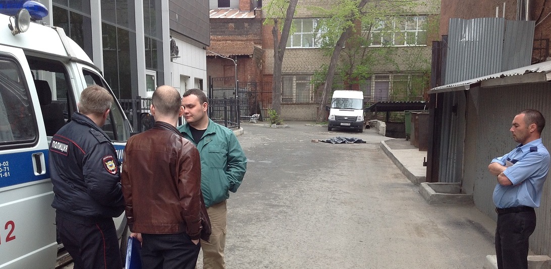 Из окна офисного здания в центре Екатеринбурга выбросился мужчина