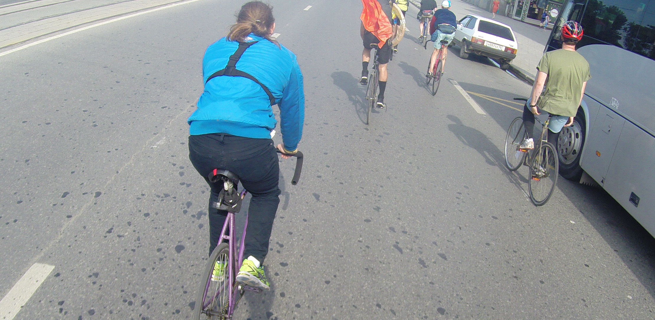 Безумные велосипедисты без тормозов пронеслись по улицам Екатеринбурга. Эксклюзивное видео от первого лица