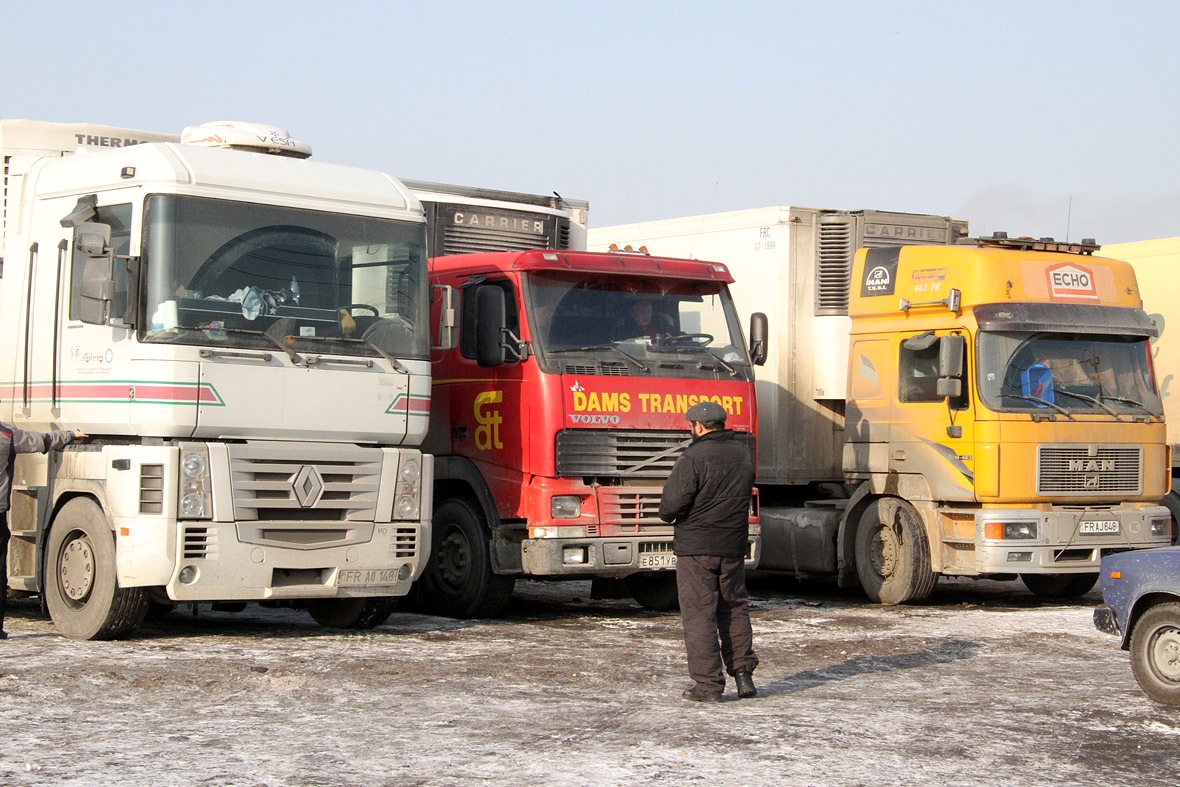Дорога сузилась, видимость плохая: на Серовском тракте почти неделю стоят грузовики 