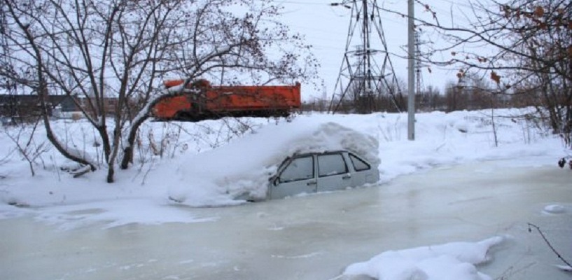 Машины вмерзли в лед: в Первоуральске коммунальная авария превратила несколько улиц в каток