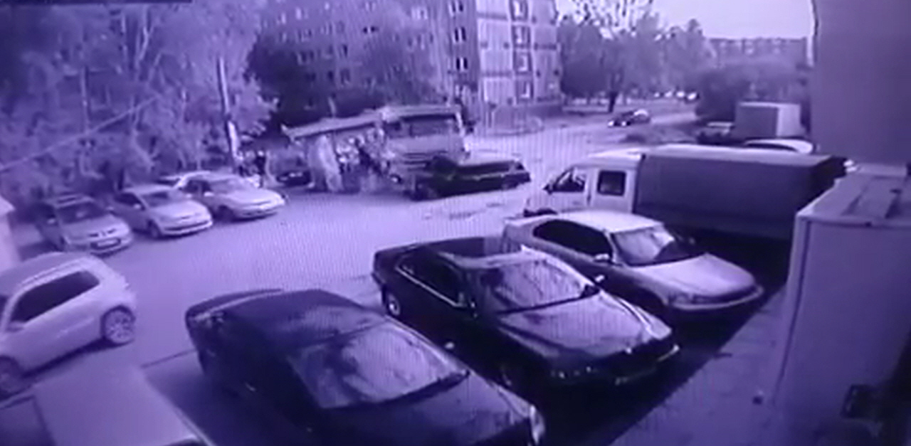 На ЖБИ пьяный сантехник попытался похитить КамАЗ, но разбил несколько машин и передумал