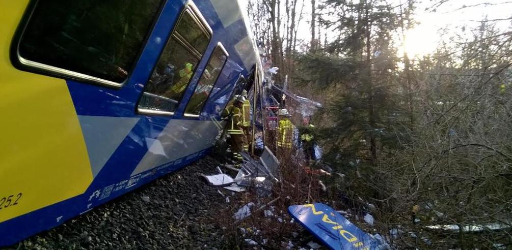 Более сотни пострадавших, есть погибшие: в Германии столкнулись два поезда