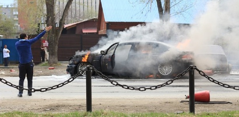 Шик и огонь: на ВИЗе дотла сгорел BMW