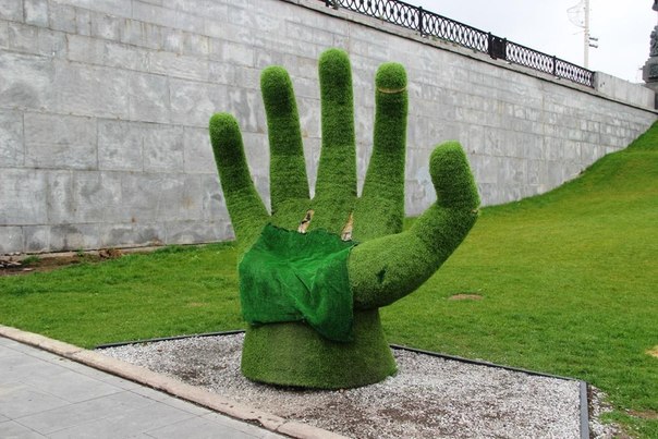 Из центра Екатеринбурга убрали гигантскую зеленую руку