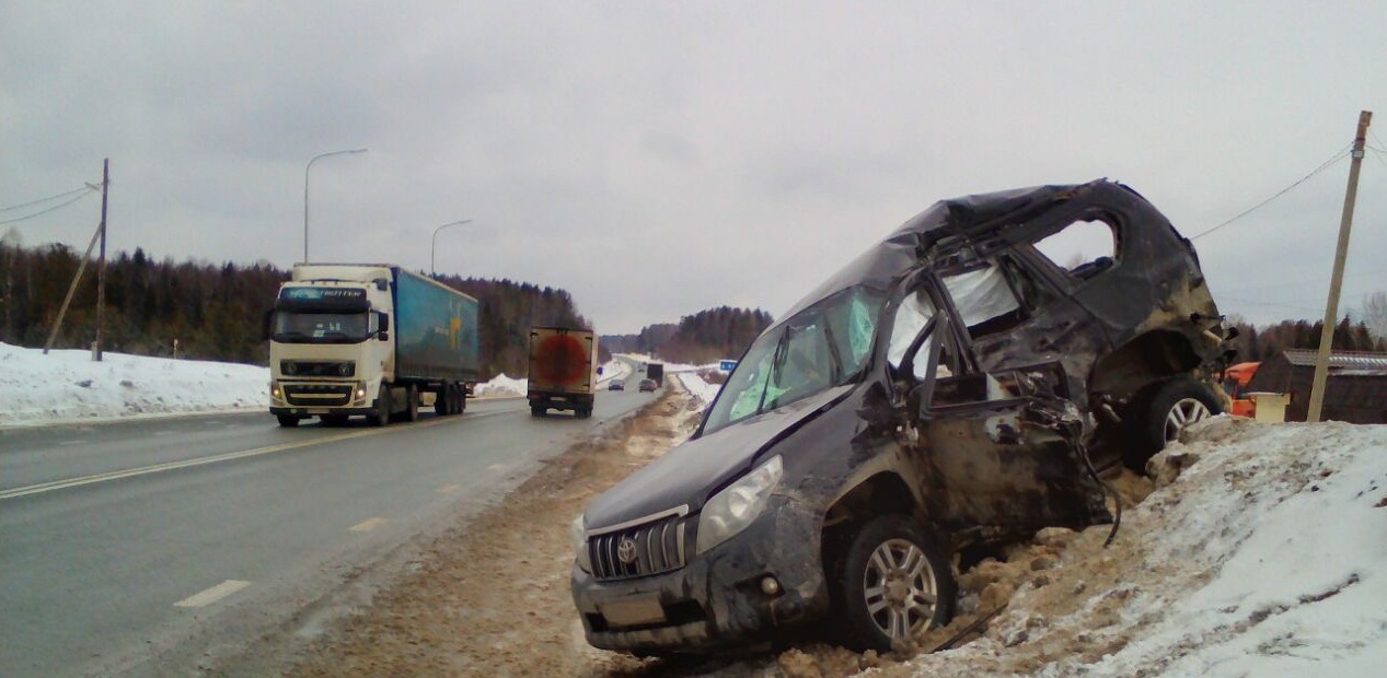На трассе Пермь — Екатеринбург внедорожник влетел под грузовик, девочка-пассажирка впала в кому