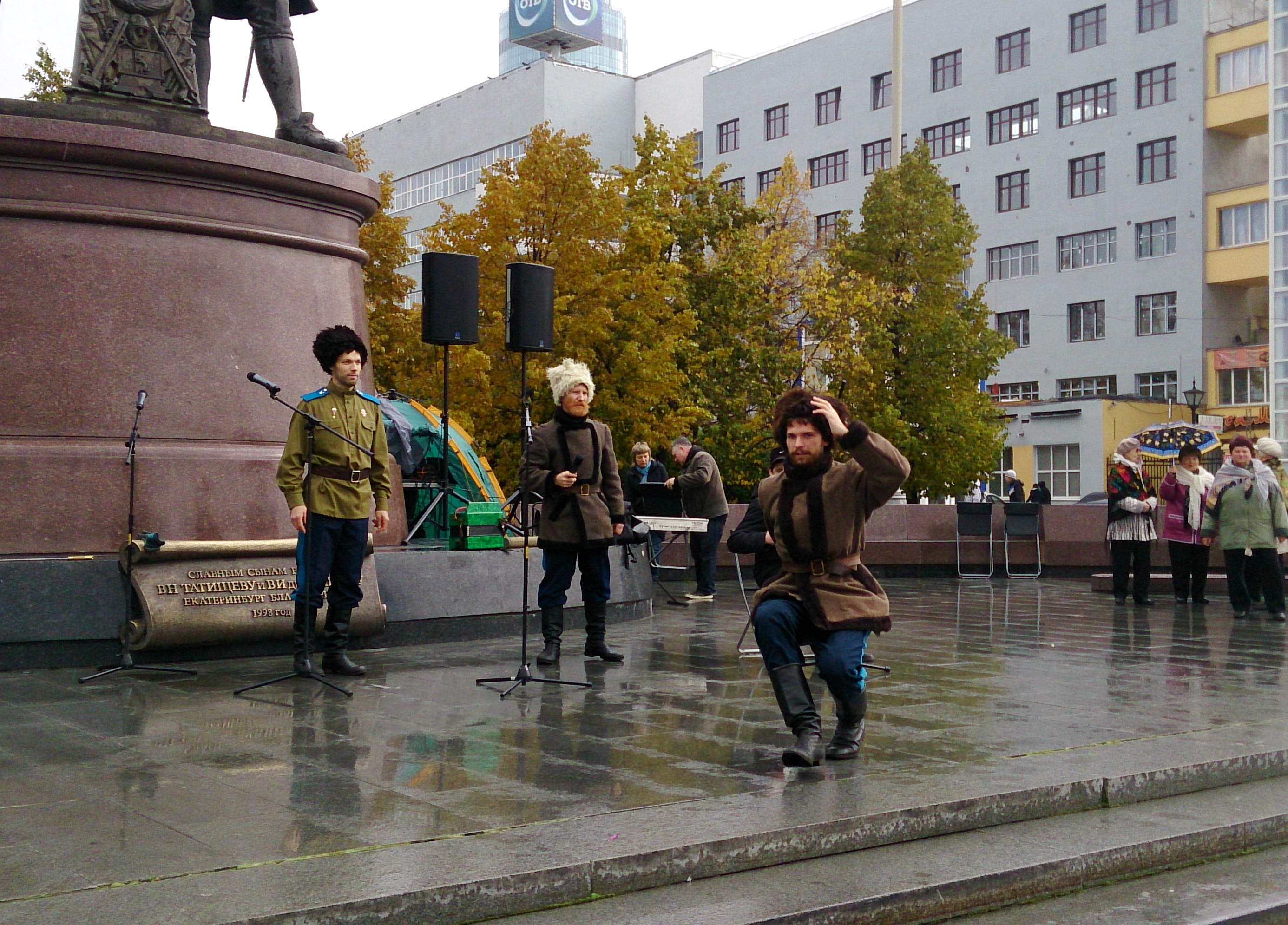 Казаки спели про Америку и Порошенко на митинге против цианида в центре Екатеринбурга