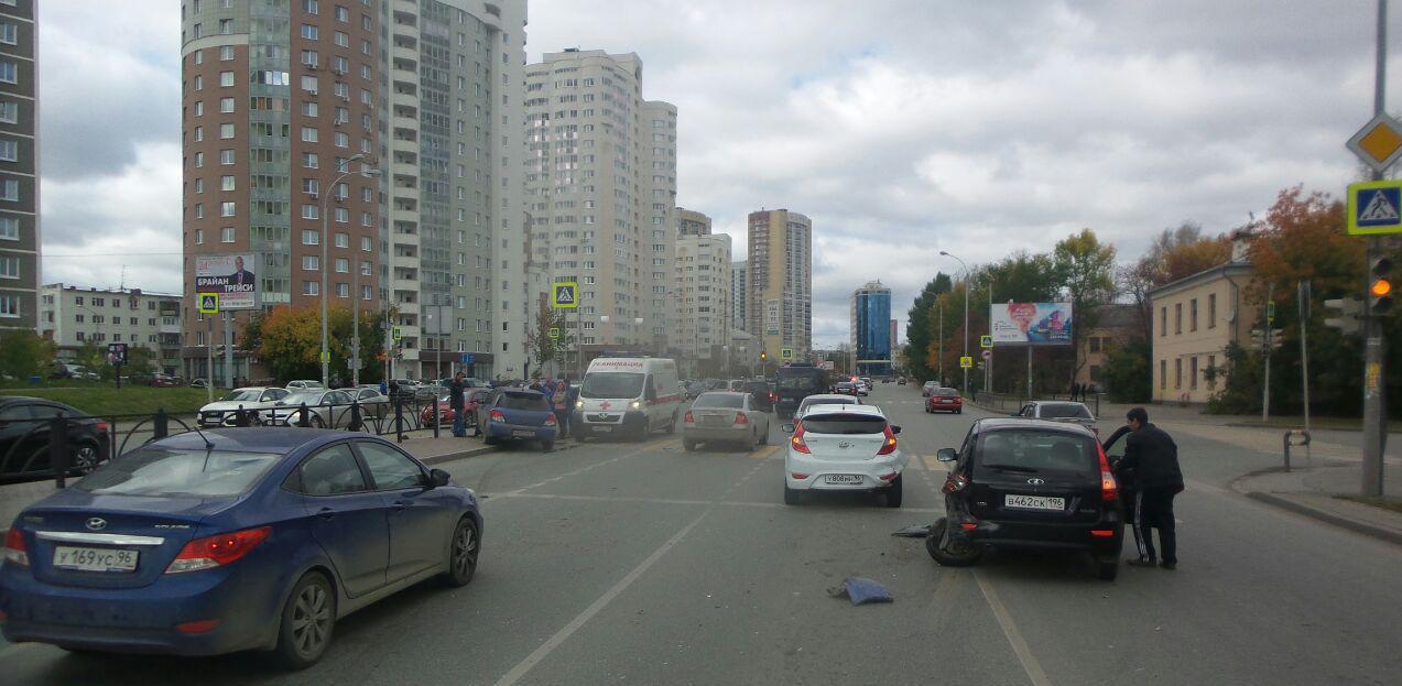 На Луганской Subaru догнал Lada и Hyundai и снес светофор
