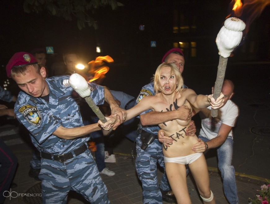 Девушки из Femen устроили Лукашенко бурную ночку в Киеве