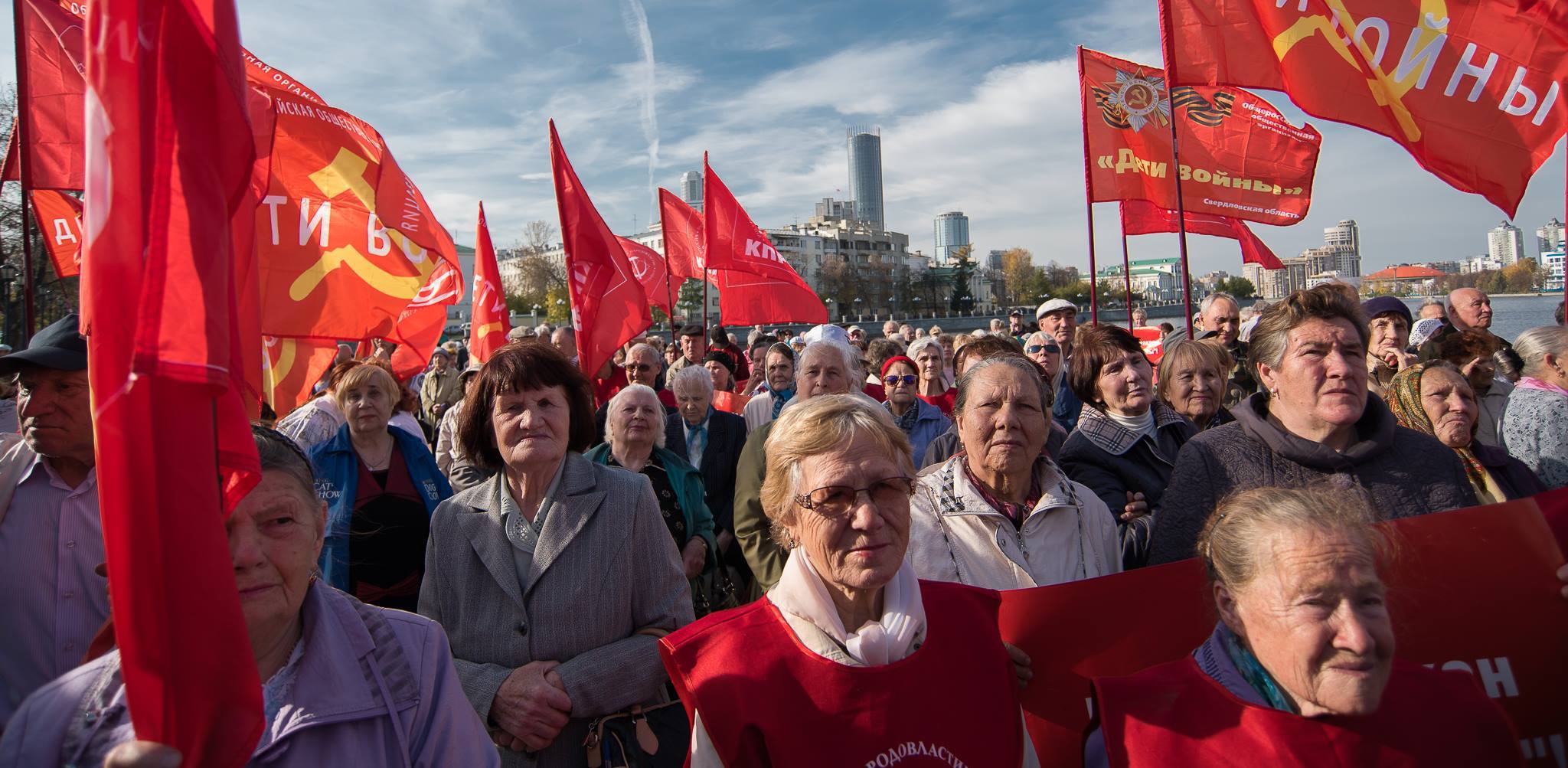 Коммунисты вывели тысячу екатеринбуржцев на митинг «детей войны»
