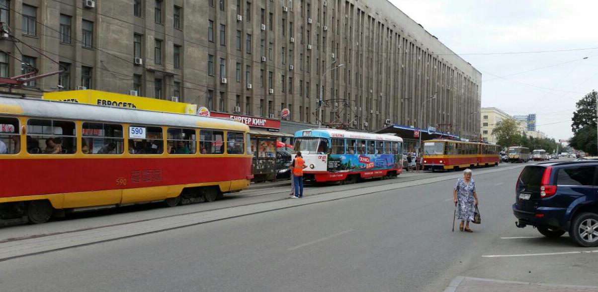Трамвайная пробка от Малышева до Ленина: на Луначарского автомобиль перегородил пути