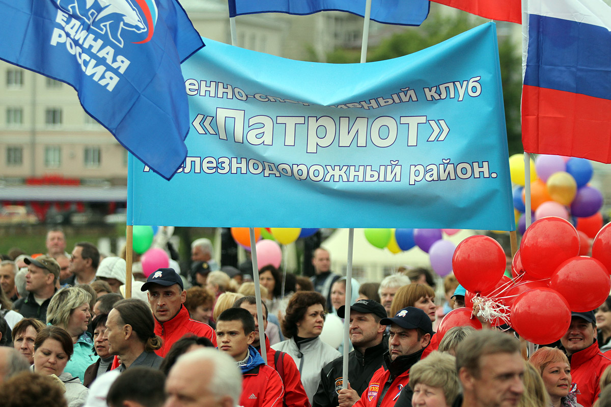 Митинг против мэрии потонул в толпе сторонников Путина на площади Труда