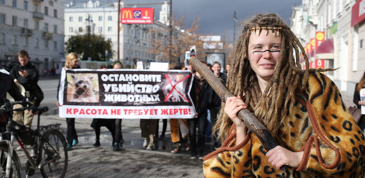 «Животные — не одежда». Два десятка школьников устроили в центре Екатеринбурга марш против шуб