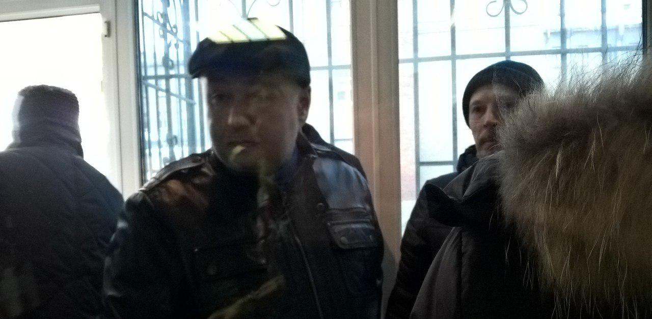 В Екатеринбурге активисты НОД атаковали предвыборный штаб Алексея Навального