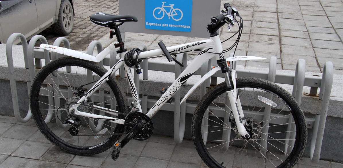 В Екатеринбурге УК «Западная» требует с жильцов деньги за парковку велосипедов