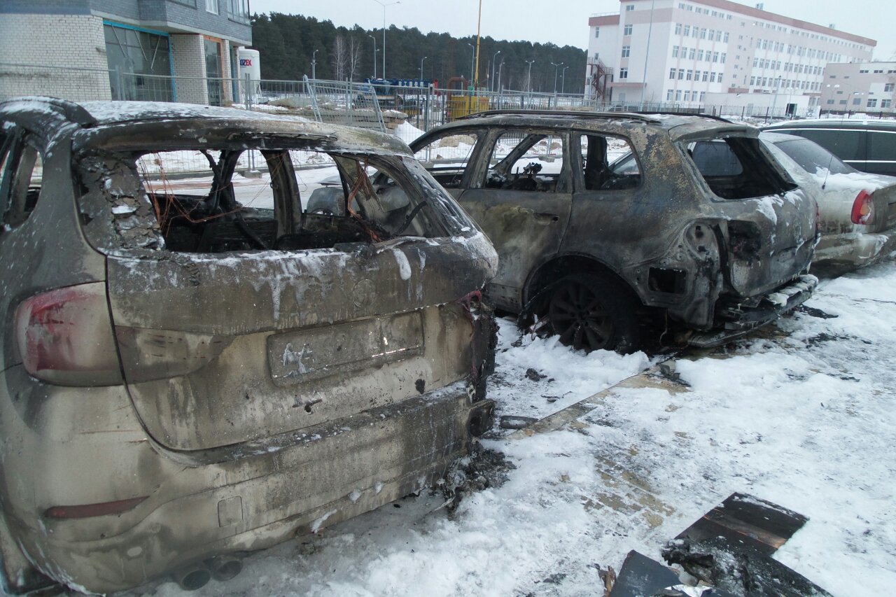 сгоревшие машины 
