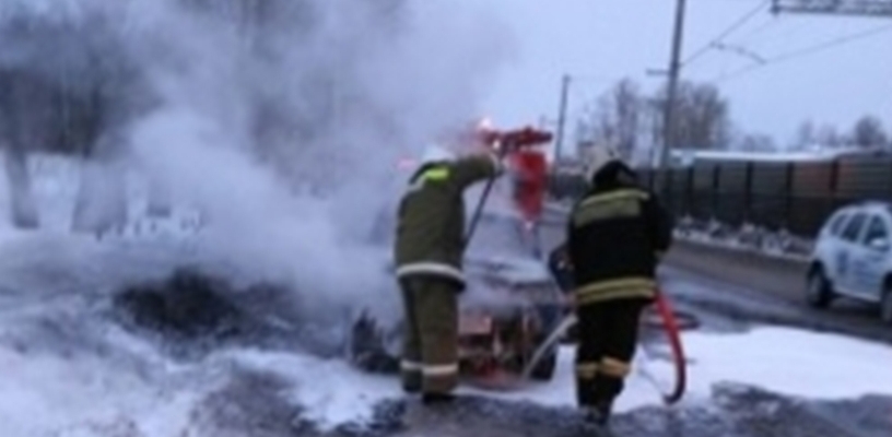 Недалеко от Кольцово таксист едва не погиб в загоревшемся Renault Logan