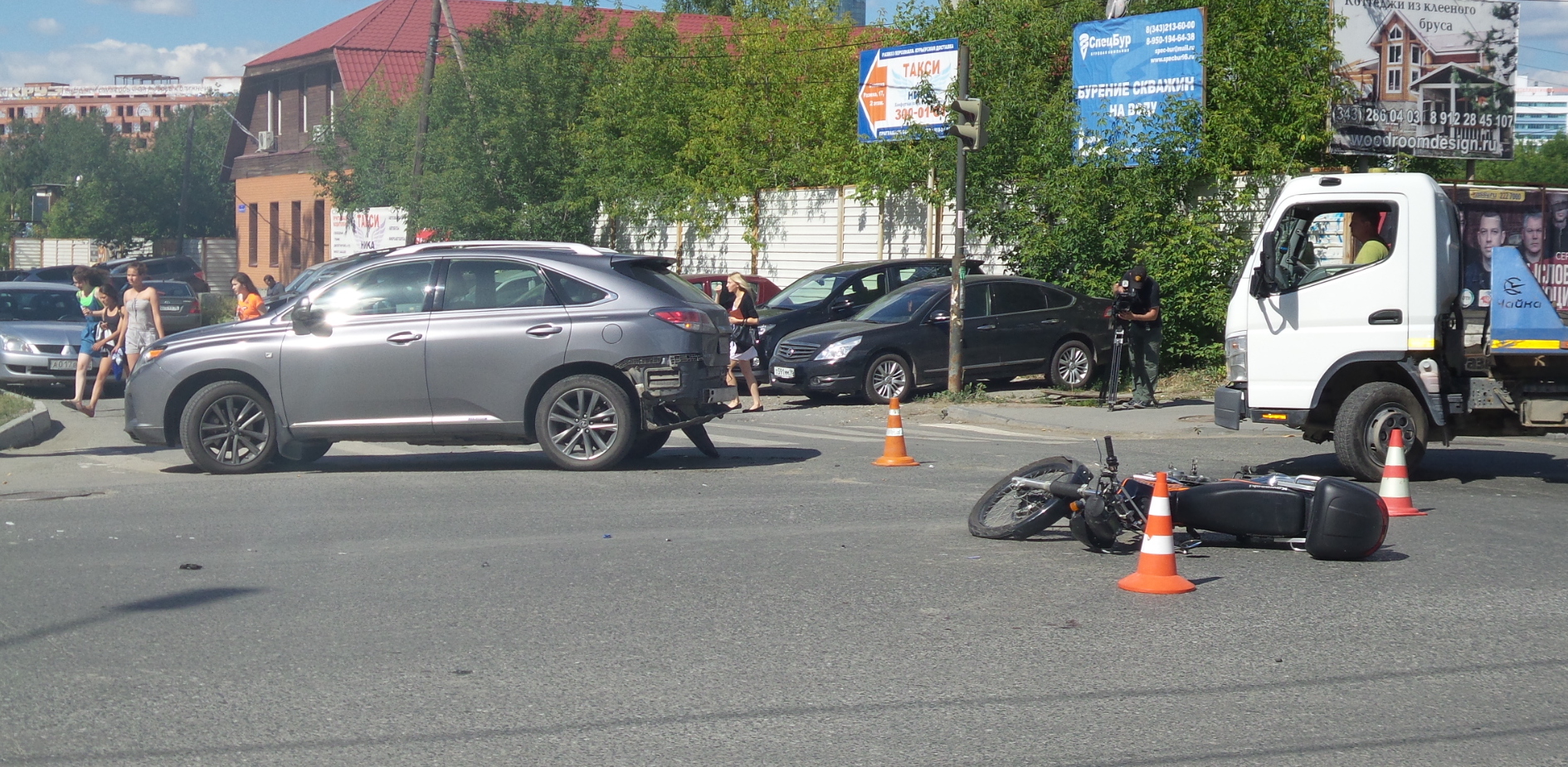 На Декабристов женщина за рулем Lexus сбила мотоциклиста. Фото