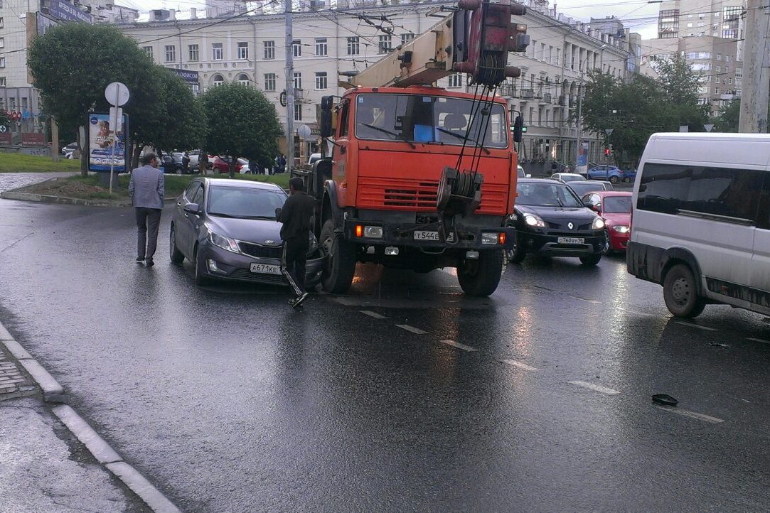 Моська на слона: в центре Екатеринбурга KIA забодала автокран