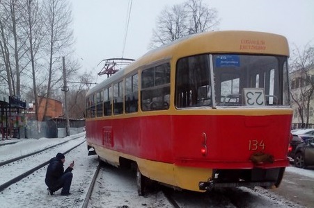 На улице Кузнецова трамвай сошел с рельсов