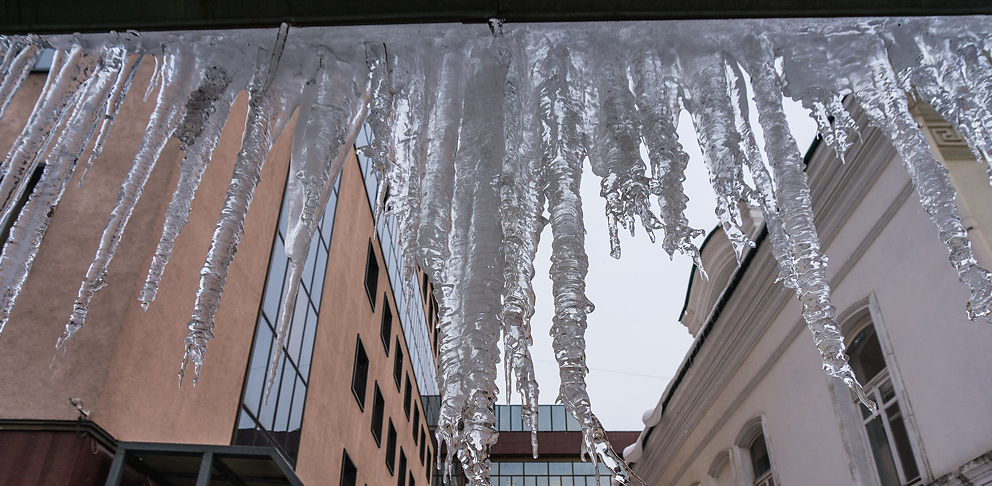В Екатеринбурге на беременную девушку с крыши дома упала ледяная глыба