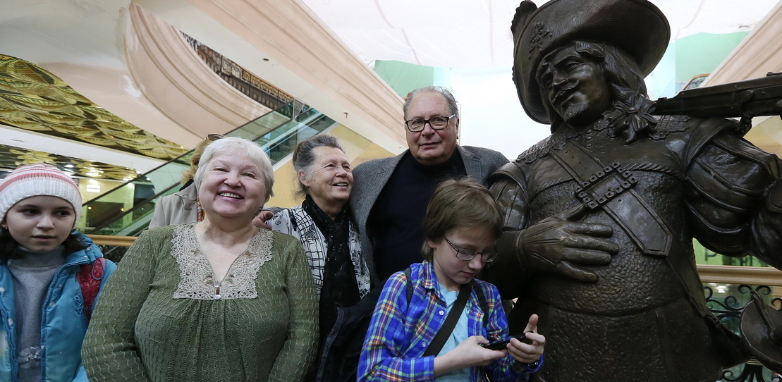 Актер, сыгравший Портоса в «Трех мушкетерах», открыл скульптуру самому себе в Екатеринбурге