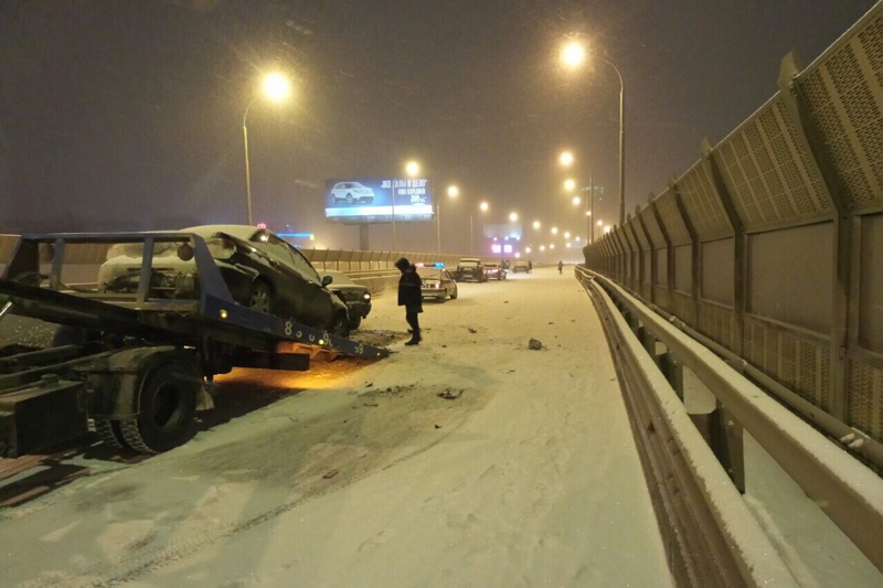 «Затормозить было нереально»! На заснеженном мосту на Московской столкнулись 15 машин