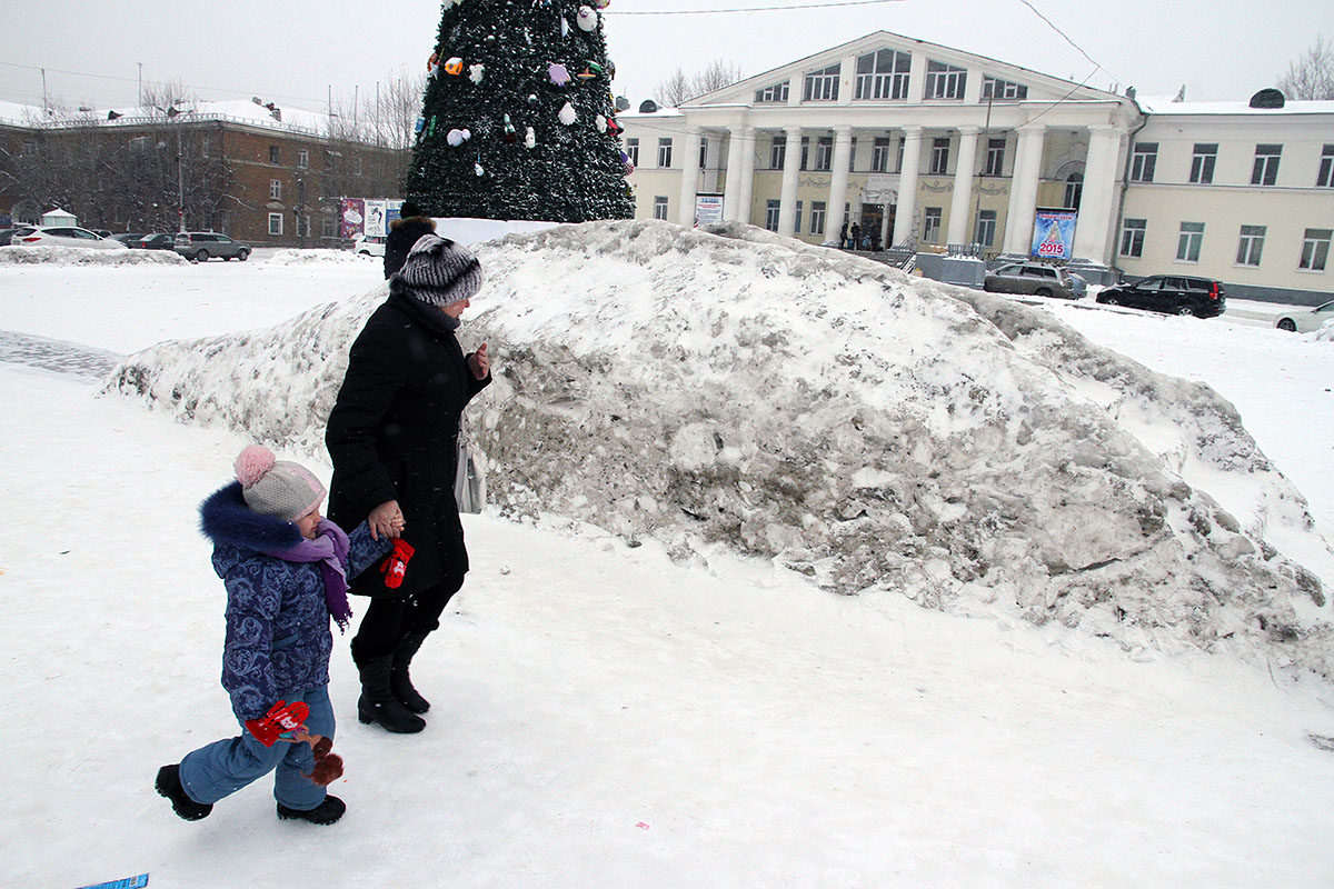 Грязный снег, пустота и нищета: ревизия 66.ru по районным новогодним городкам