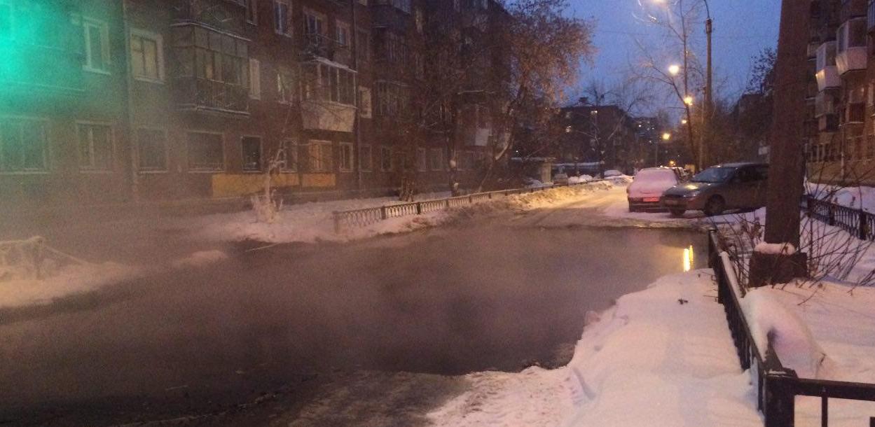 В Екатеринбурге очередной потоп: из-за коммунальной аварии вода залила Стахановскую