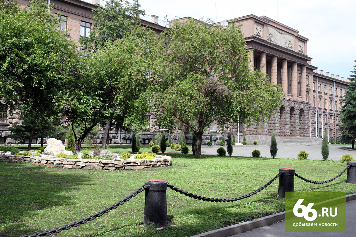 Стройку забора перед фасадом штаба ЦВО заморозили Стройку забора перед фасадом штаба ЦВО заморозили