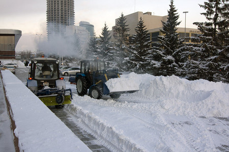 C дорог Екатеринбурга продолжают выгребать снег
