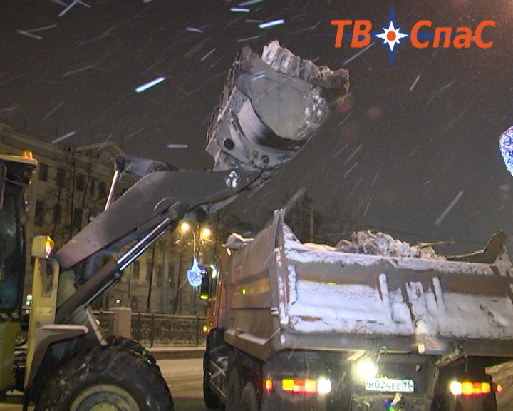 Вторая волна снегопадов накрыла Екатеринбург: гололедица, пробки и ДТП